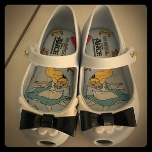 Alice in wonderland mini Melissa’s in size 7